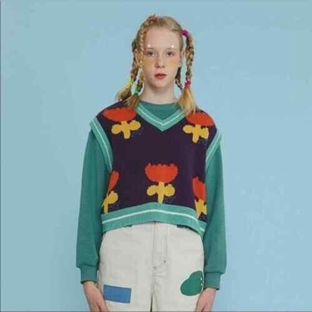 Kina + Tam Tulip Sweater Vest OS Cropped Heavy Knit V Neck Retro Mod

Fits S-M